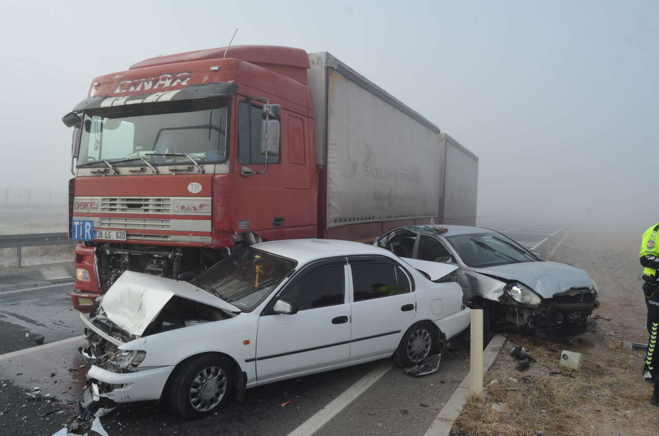 Konya yolunda TIR, 4 otomobili biçti 6